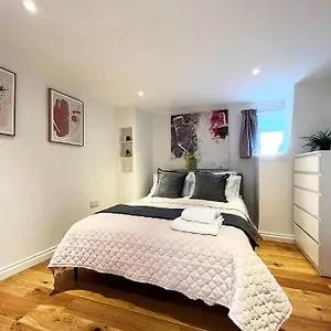 https://quirky-3-bedroom-town-house-in-clifton-bristol.cardiffhotelswales.com